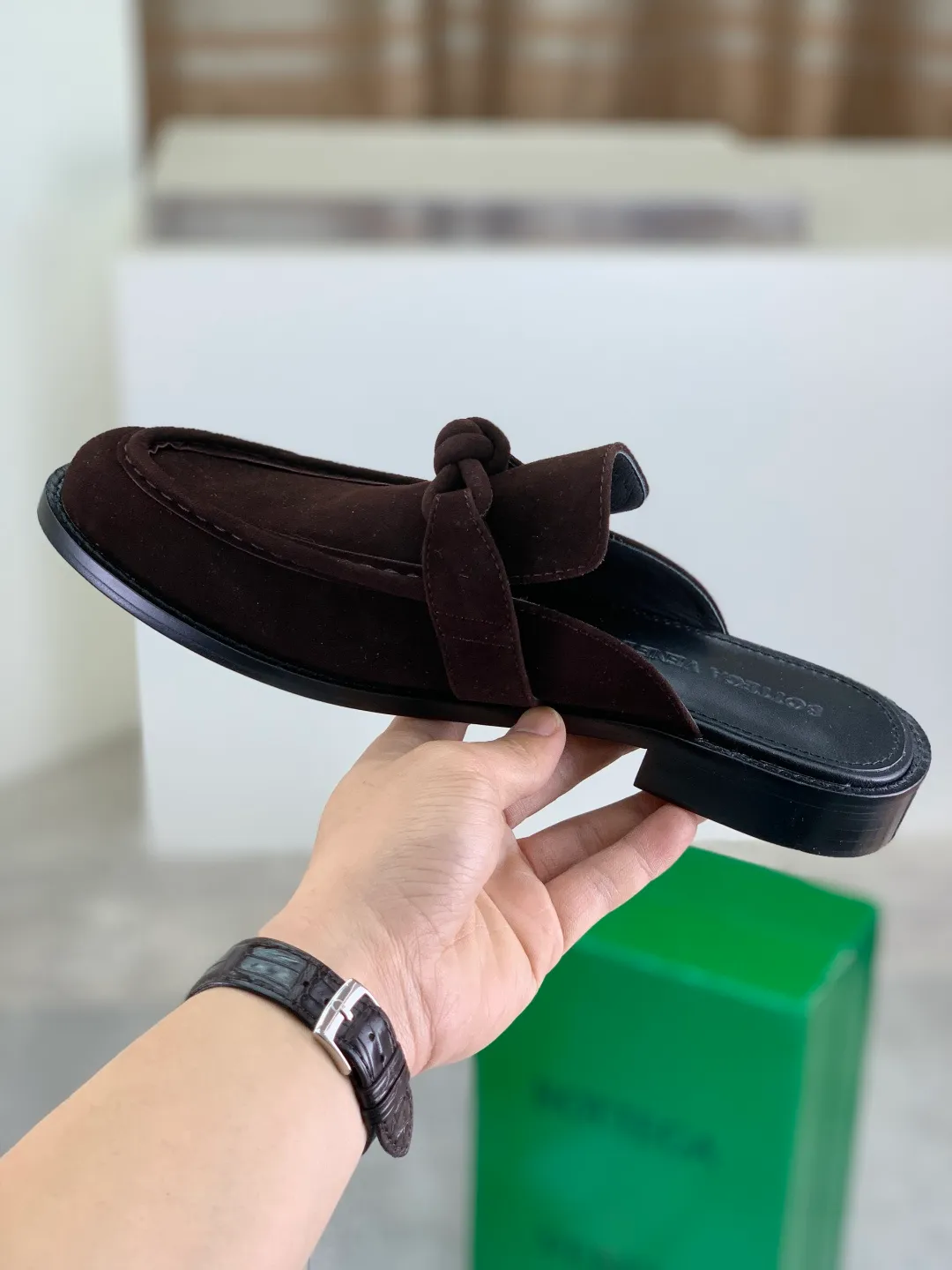 Men's shoes 💰P800 [New model] (genuine leather outsole) water-dyed cow lining 💰High-quality business couple half-slip leather shoes 💎💎💎 BOTTEGA VENETA official website synchronizes the latest top version of BV in the market, accepts material comparison, shoe type comparison, process comparison, practical and textured, versatile and suitable for any occasion, the more you look at it, the more flavorful it becomes. Purely hand-knitted craftsmanship - Upper material, calfskin imported from Italy 🇮🇹 - High-quality water-dyed cowhide lining - Original private model customized leather outsole -Size: Female 35-39 (40 ordered) Male 39-44 (38 45 can be customized) Color: Multiple colors available